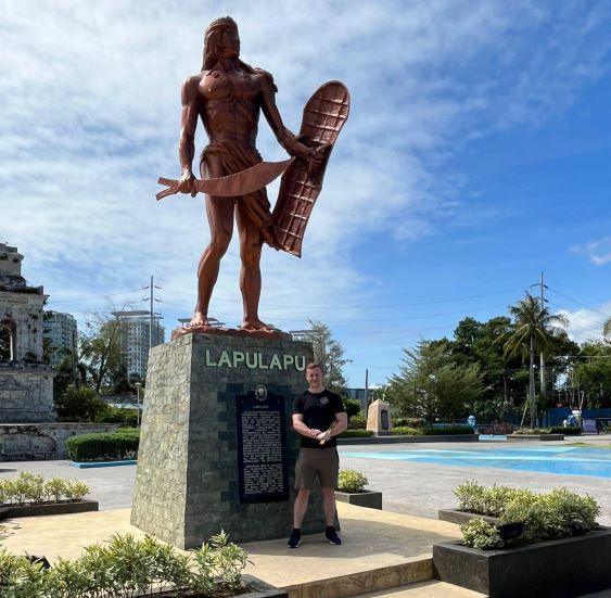 Leigh by the Lapu Lapu statue in Cebu